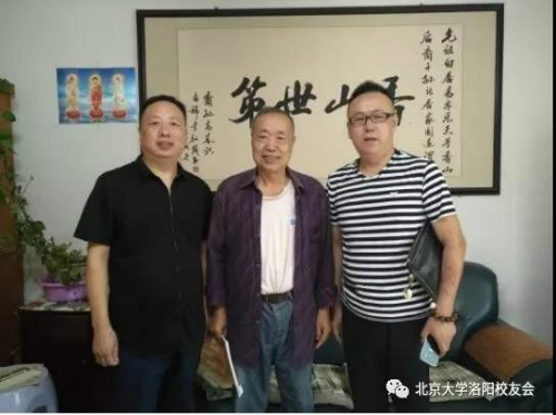 白高来校友和校友合影