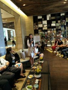 图为：2016年考入北大的新生代表任靳珊发言