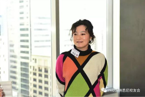 新当选理事梁婕作自我介绍