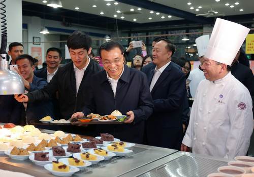 挑选菜品 问候食堂工作人员
