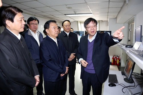 程旭向来宾介绍北大微处理器研发中心情况