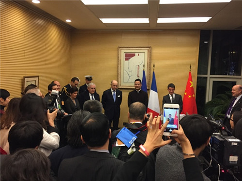 授勋现场：三任法国总理（自左至右：拉法兰、法比尤斯、瓦尔斯）共同为董强授勋