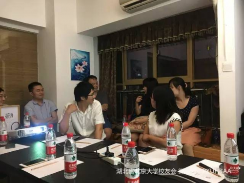 活动现场讨论热烈，阮媛校友积极发言。