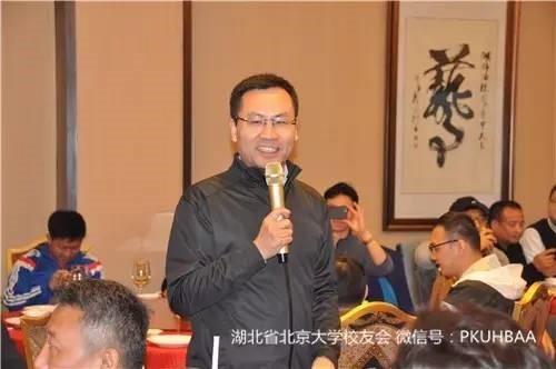 图说：北大湖北校友会会长刘萌欢迎宴会发言