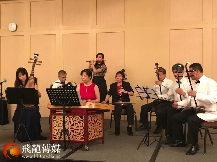 同时晚会还邀请了具有中国特色的葫芦丝和笛子演奏、民乐合奏等演出