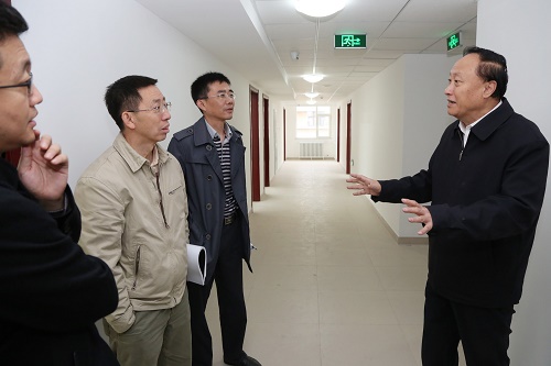 朱善璐到勺园行政中心工地现场调研