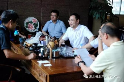 图说：北大湖北校友会会长刘萌(左三）