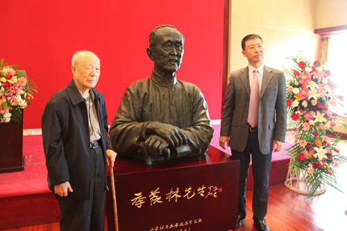 铜像揭幕