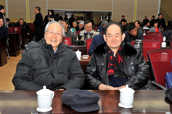 两位老学长聂海舟和濮傢先坐在一起