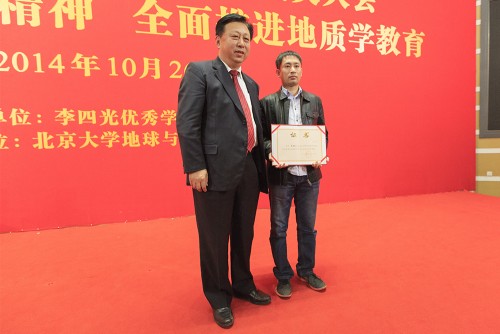 汪民为获奖者颁奖