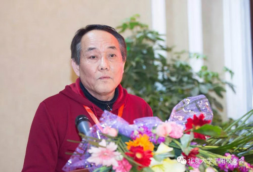 洛阳校友会会长郭引强做《北大洛阳校友会第三届理事会工作报告及财务报告》