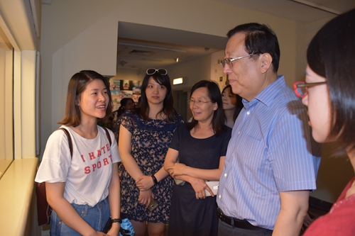 师生参观展览