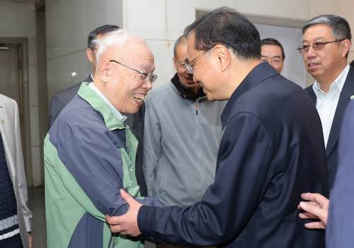 亲切问候姜伯驹院士