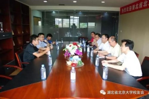 图说：杰之行董事长邱小杰和北大湖北校友会会长刘萌一行在会议室进行交流