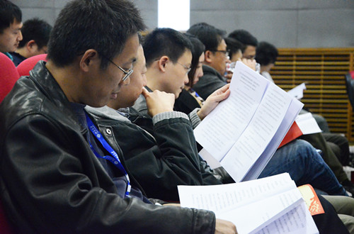代表们听取审阅会务文件
