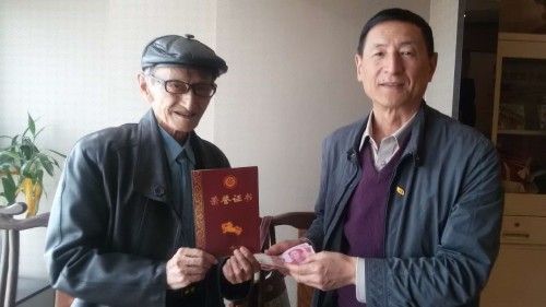 庄鸿铸顾问到校友会捐赠珍贵历史资料，再次捐款2000元。