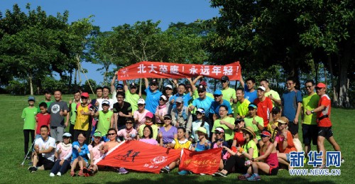图为参与当天“净滩”行动的北大校友们合影，还海滩一片洁净，兴奋洋溢在每个人脸上。