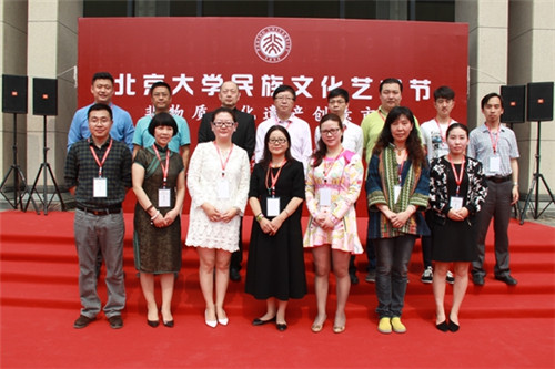 与会嘉宾和艺术学院师生合影