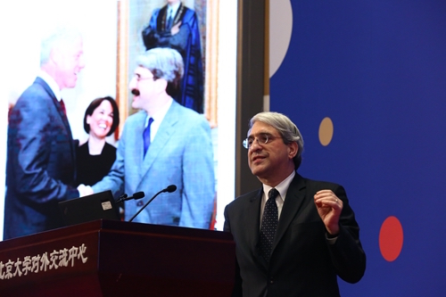 苏必德发表演讲