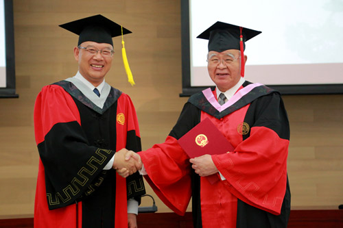 王恩哥校长向米仓弘昌先生授予名誉博士学位