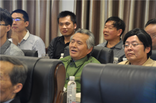 原贵州省新闻学会秘书长方必宏学长分享了贵州校友会于1998年护送“贵州龙”化石礼品进京庆祝母校百年诞辰的故事。