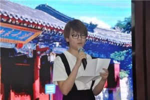 图说：北大光华管理学院新生、湖北省文科状元曹洁怡发言
