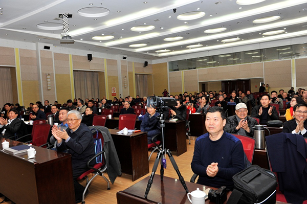 联谊会会场内座无虚席、欢乐祥和