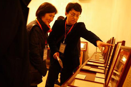 收藏人80级图书馆系校友秋明斤为来宾讲解藏品内涵