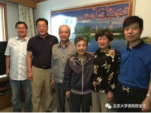 张子光、杨如珍校友夫妇和校友们合影