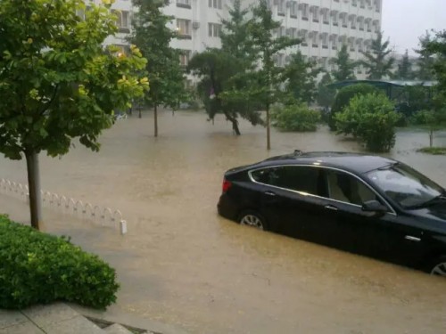 “开个车出去跟开游艇似的”