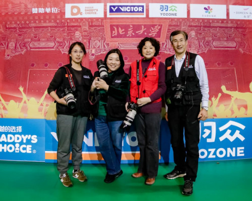 图：记录赛场精彩瞬间的北大校友摄影俱乐部团队