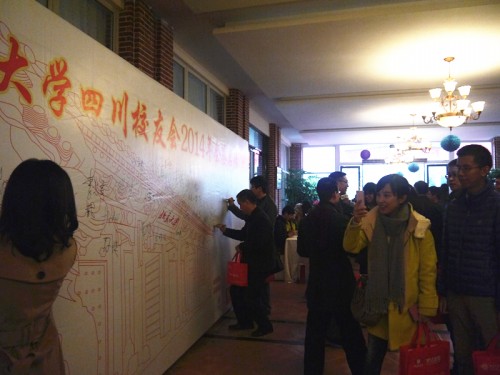 人头攒动的签到现场