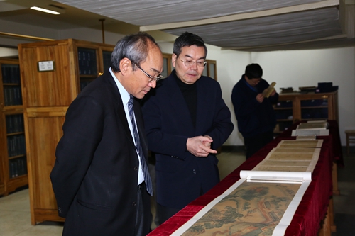 王汎森教授在朱强馆长陪同下参观北大图书馆古籍文献
