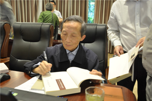 吴承旺校友赠书签名活动