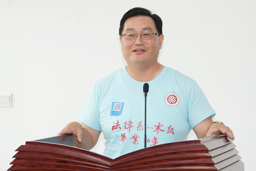 五班代表 马小虎 