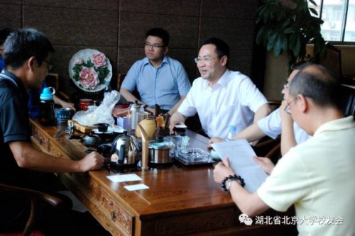北大湖北校友会会长刘萌(左三）
