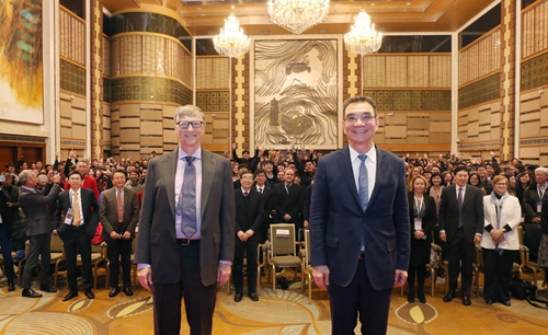 盖茨和林毅夫与现场师生合影留念