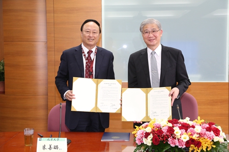 朱善璐与台湾大学校长杨泮池签署协议