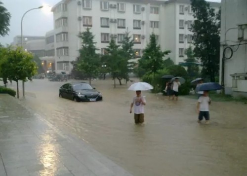 暴雨时勺园前的海洋