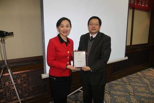 张东晓院长向李咏梅助理院长颁发奖牌 