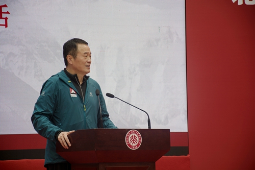 黄怒波介绍珠峰攀登活动近期计划