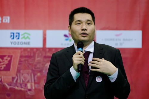 图：校友企业代表-“爸爸的选择”CEO王胜地在颁奖仪式上致辞