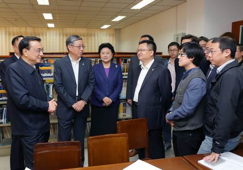 在数学科学学院和师生交流