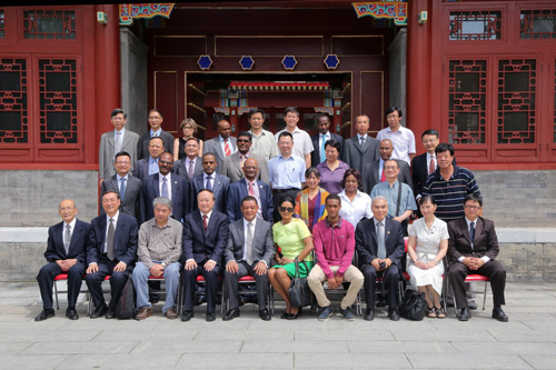 穆拉图总统参观李兆基人文学苑并与当年的师生代表合影