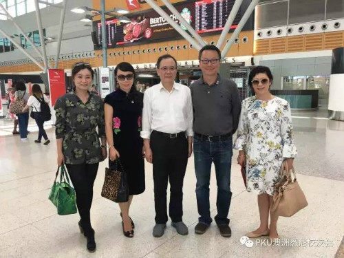 为校长送行. 左起：梁婕，彭炎、林建华、关北松和李菲菲