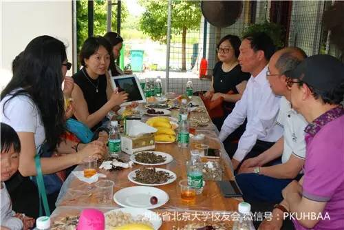 甘芳院长为北大校友介绍