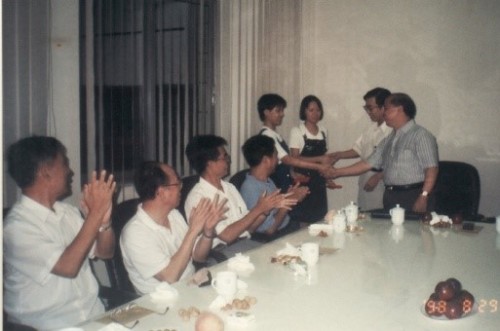 1998年8月29日，厦门校友会举办第一届新生座谈会