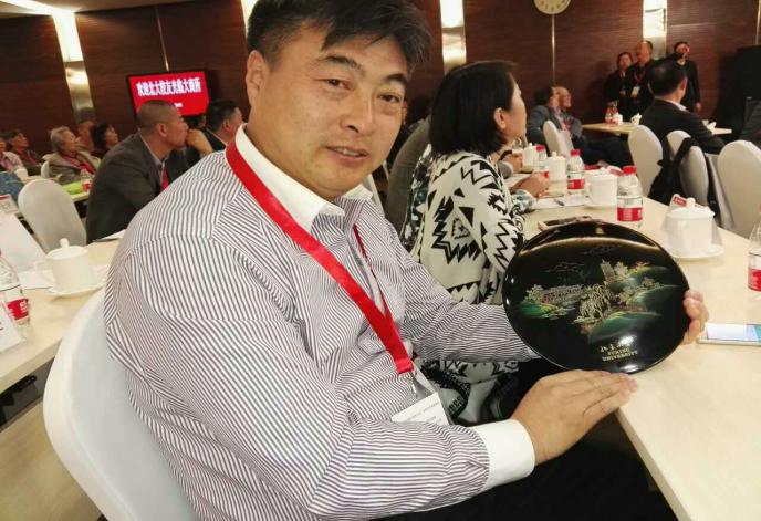 姬敬石会长拍得百年校庆柒盘