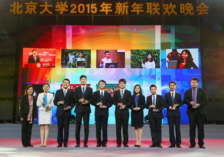 叶静漪为学生年度人物颁奖