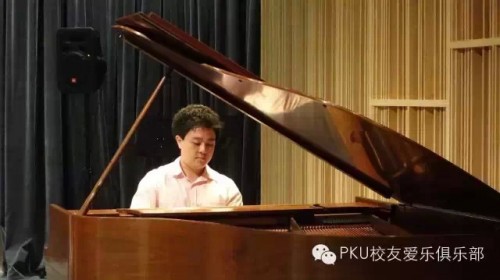 青年钢琴家陈思亮在演奏中